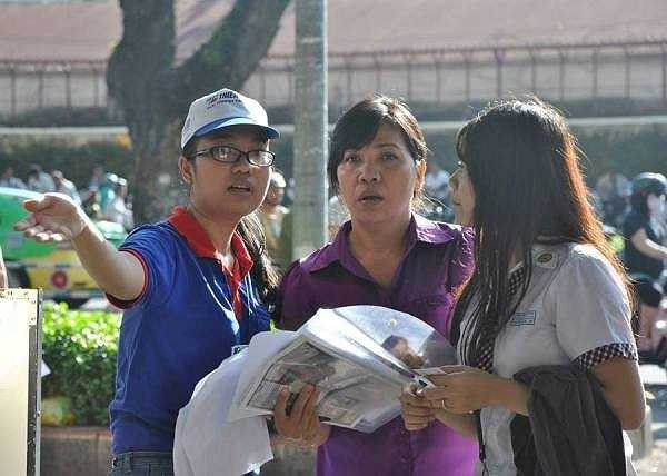 Tình nguyện viên nhiệt tình chỉ dẫn cho các phụ huynh - Ảnh: Internet