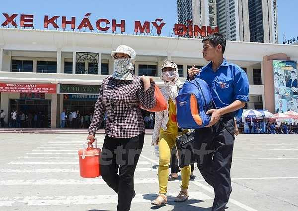 Tình nguyện viên xáh đồ giúp người nhà thí sinh.