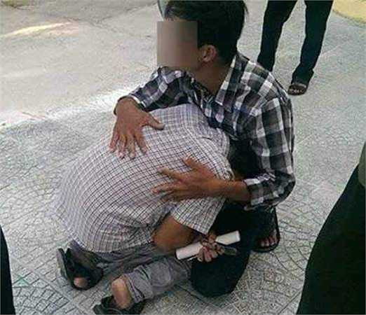 Một hình ảnh buồn được chia sẻ nhiều trên các mạng xã hội. Bức ảnh được cho là chụp ở một điểm thi thuộc TP. Đà Nẵng. Nam sinh này đang khóc nức nở sau khi bị đình chỉ thi vì sử dụng điện thoại trong phòng thi. Trớ trêu là cuộc điện thoại gọi tới lại là từ ông bố bên ngoài phòng thi vì sốt ruột khi chưa thấy con trai ra. Nam sinh cho biết cậu đã hoàn thành bài thi môn tiếng Anh, chuẩn bị nộp bài thì nhận được điện thoại của bố.