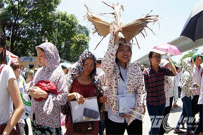 Phụ huynh và sĩ tử vật vã trở về phòng trọ dưới trời nắng hơn 40 độ C