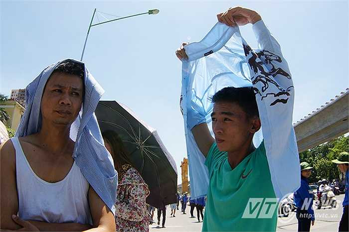 Trời nắng gay gắt khiến cho nỗi vất vả của phụ huynh như tăng thêm