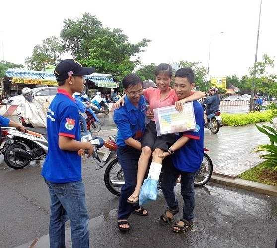Các bạn tình nguyện giúp đỡ một nữ sinh bị thương khi đi thi - Ảnh: Internet