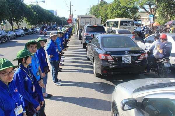 Các tình nguyện xếp hàng nhiều giờ dưới cái nắng gắt hơn 40 độ để túc trực giúp đỡ thí sinh - Ảnh: Phạm Hòa