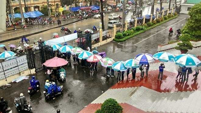 Một hình ảnh đẹp của sinh viên tình nguyện ĐH Sư phạm TP.HCM được báo Mực Tím chia sẻ. Chiều 1/7, khi Sài Gòn đổ mưa, các sinh viên tình nguyện đã cầm ô xếp hạng từ cổng trường vào tới sảnh để che mưa cho các thí sinh.