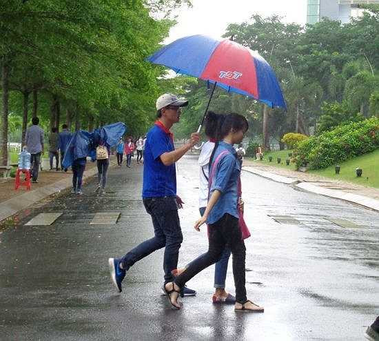 Màu áo xanh tình nguyện tràn ngập ở các tụ điểm thi - Ảnh: Internet