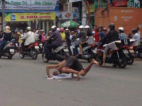 Kẹt xe, người đàn ông, trồng chuối, giữa đường, nghiêm trọng, thiết đầu công