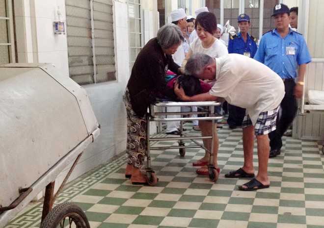 Lạc tay lái, giám đốc công ty bảo hiểm lao ôtô xuống sông
