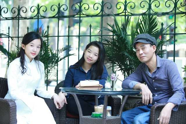 Nghệ sĩ Anh Tú và hai con gái Tú Linh - Thái Phương. Ảnh Nguyễn Dũng