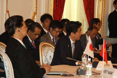 Thủ tướng Nhật Bản Shinzo Abe và Thủ tướng Việt Nam tại cuộc họp cấp cao Mekong - Nhật Bản sáng 4/7