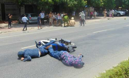 Yêu cầu dừng xe, cảnh sát bị hai thanh niên đâm bất tỉnh