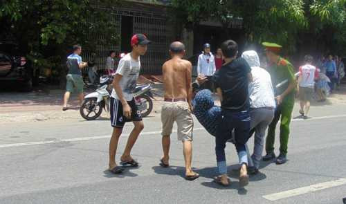 Yêu cầu dừng xe, cảnh sát bị hai thanh niên đâm bất tỉnh