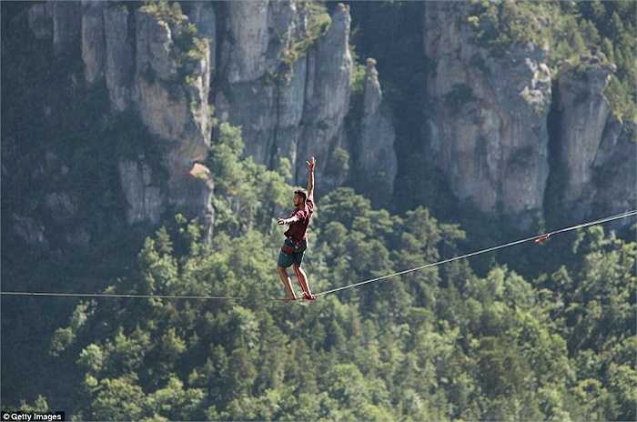 Anh nghiêng người để lấy lại thăng bằng trên sợi dây chùng