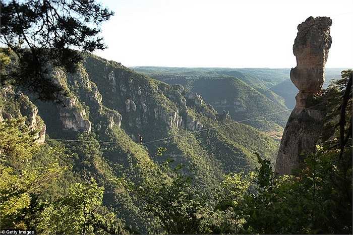 Nghệ sĩ leo dây dường như chỉ là một chấm nhỏ trong không gian rộng lớn nơi núi rừng