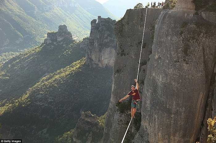 Rất đông người đứng xem và cổ vũ cho anh