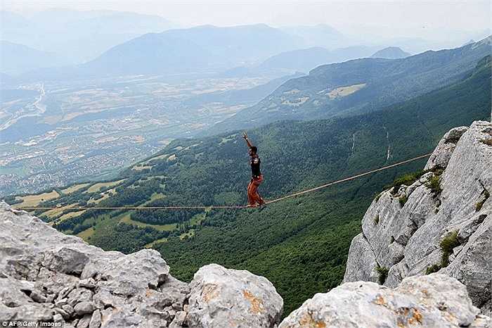 Sợi dây chùng là thách thức đối với Paulin, nó đòi hỏi sự khéo léo để tránh bị rơi xuống