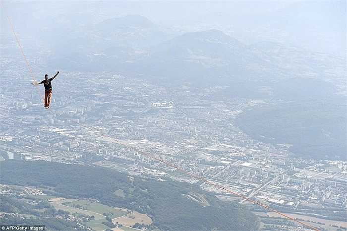 Paulin như đang lơ lửng giữa không trung