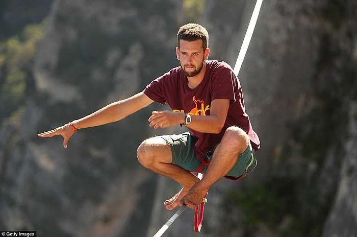 Cận cảnh quá trình nghệ sĩ leo dây vượt qua quãng đường nguy hiểm