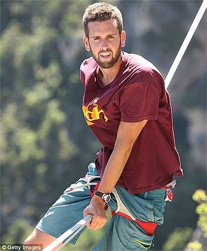 Cũng có lúc Paulin không thể đứng thăng bằng trên sợi dây