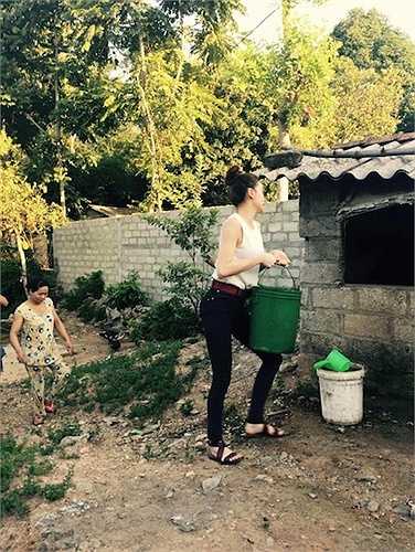 Mới đây, Hồ Ngọc Hà chia sẻ những hình ảnh đáng nhớ khi tham gia vào một chương trình từ thiện ở phá Tam Giang, Huế. Trong chuyến đi này, Hà Hồ không ngại lấm bẩn và vất vả, cô tích cực phụ giúp người dân địa phương những công việc hàng ngày. 