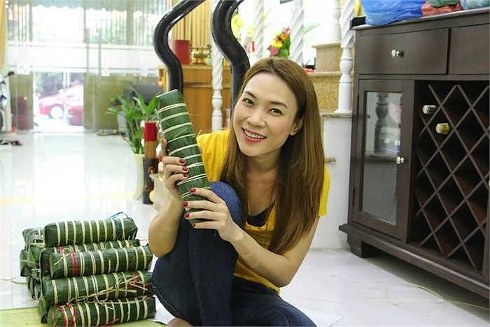  Mỹ Tâm khoe chiếc bánh chưng cô tự làm. Trên sân khấu, Mỹ Tâm tỏa sáng bao nhiêu thì ngoài đời lại giản dị, đáng mến bấy nhiêu. 