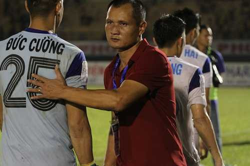 HLV Ngô Quang Trường không hài lòng về công tác trọng tài (ảnh: Hoàng Tùng)