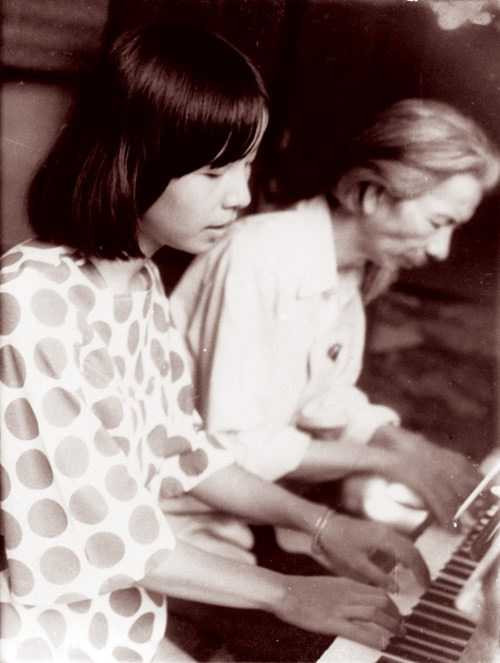 Nhạc sĩ Văn Cao và con gái Hương Hương tập đàn