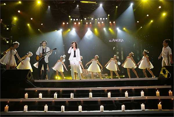 Lần đầu tiên trong một liveshow ca nhạc, khán giả vừa có cảm giác hạnh phúc, vừa xúc động đến rơm rớm nước mắt khi được sống và nghe lại những ca khúc về gia đình trong một không gian âm nhạc đầy cảm xúc như liveshow Dấu Ấn của cặp đôi ca sĩ, nhạc sĩ Phương Thảo và Ngọc Lễ