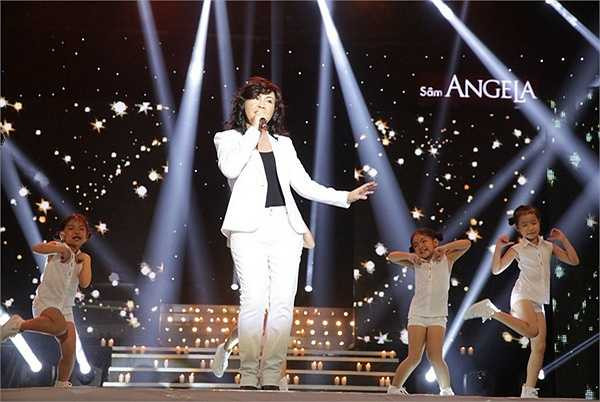 Đây cũng là liveshow đầu tiên của Phương Thảo và Ngọc Lễ trong hơn 20 năm ca hát. Rất đông khán giả, đặc biệt là khán giả lớn tuổi đã có mặt tại sân khấu tối qua để không bỏ lỡ sự kiện đặc biệt này