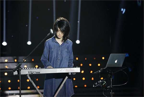 'Có gì buồn đâu khi tim ta tràn đầy tình yêu. Cho nhau niềm vui, chia nhau từng nỗi buồn. Gì hạnh phúc hơn khi ta luôn cận kề bên nhau? Nâng niu từng giây khi ta còn sum vầy. Có gì buồn đâu khi quanh ta toàn là con gái. Gì hạnh phúc hơn thế'