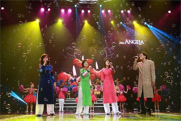 Không chỉ hát cùng bố mẹ, trong liveshow Dấu Ấn tối qua, hai con gái của Phương Thảo và Ngọc Lễ cũng đã có dịp khoe giọng hát và khả năng sáng tác của mình với ca khúc Yêu hay không yêu (sáng tác và biểu diễn: bé Na) và Ai (sáng tác và biểu diễn: bé Nấm