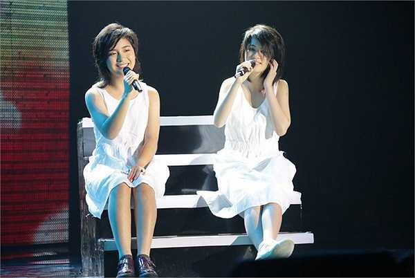 Ngay từ tiết mục đầu tiên, chương trình đã 'thôi miên' khán giả với không gian ấm áp, gần gũi và thiêng liêng của gia đình với chuỗi ca khúc dành cho con gồm: Đêm của con, Con mãi tuổi lên ba, Nằm ngoan, Thiên thần của mẹ và Ba ru con ngủ, trong ánh sáng lung linh của 100 ngọn nến được thắp trên sân khấu