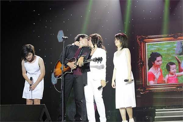 Tuy nhiên, chính sự mộc mạc, bình dân ấy lại chạm vào trái tim của khán giả - những người bố, người mẹ và người con.