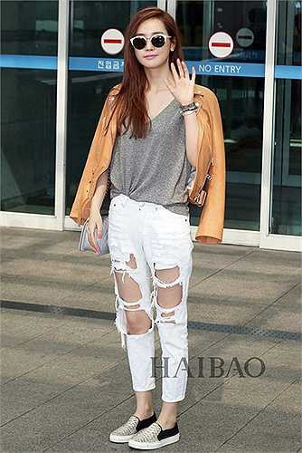 Nữ diễn viên Lee Da Hae trẻ trung và cá tính với quần rách, áo da và giày lười slip on