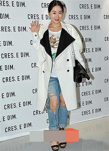 Việc mặc quần bò rách với áo choàng rộng, dài khiến vóc dáng của Han Soo Ah bị thấp đi rất nhiều