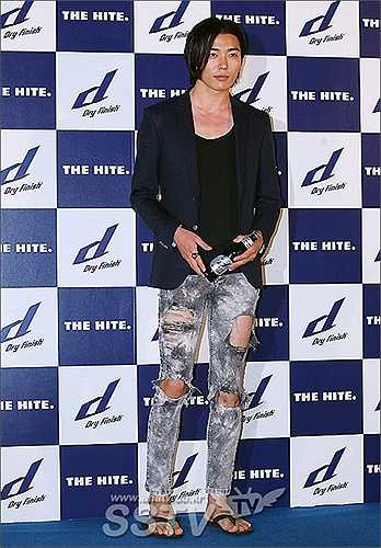 Mỹ nam Kim Jae Wook bị nhận xét xuề xòa khi mặc quần bò rách với dép lê đi tham gia sự kiện