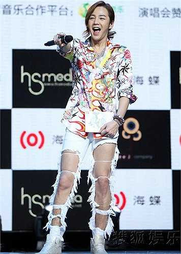 Jang Geun Suk và chiếc quần rách 'tai tiếng' (Nguồn: Dân Việt)