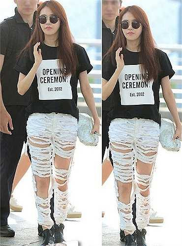 Chiếc quần rách te tua của Heo Ga Yoon tạo ra ý kiến trái chiều từ tín đồ thời trang, có người tỏ ra đặc biệt thích thú và khen ngợi cá tính ăn mặc, tuy nhiên không ít bình luận lại cảm thấy chiếc quần này độ rách hơi quá đà