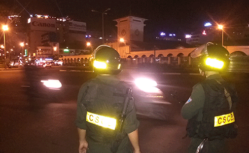 Cảnh sát cơ động Hà Nội bị ôtô kéo lê 300m