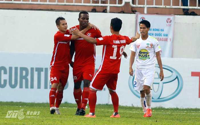 Toàn đội Hải Phòng chỉ việc thủ, ghi bàn để cặp tiền đạo ngoại lo (ảnh: Minh Trần)