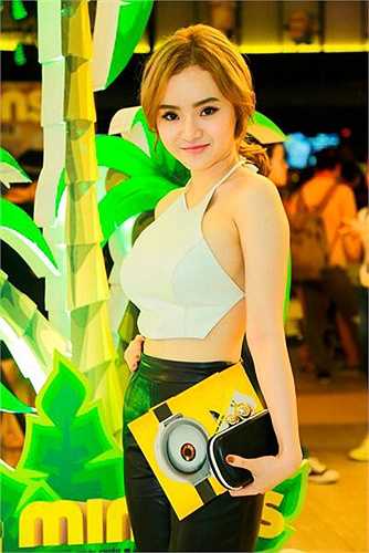 Phương Trang, em gái Angela Phương Trinh xuất hiện trong lễ ra mắt phim Mininons bằng chiếc áo yếm hở bạo.