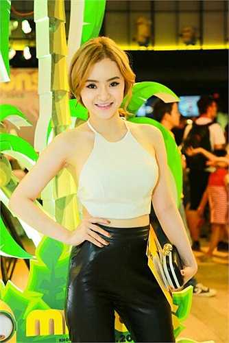 Dù tuổi đời còn nhỏ, nhưng Phương Trang đã có xu hướng sexy lấn át chị gái.