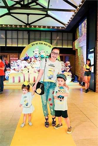 Ba mẹ con Ốc Thanh Vân.