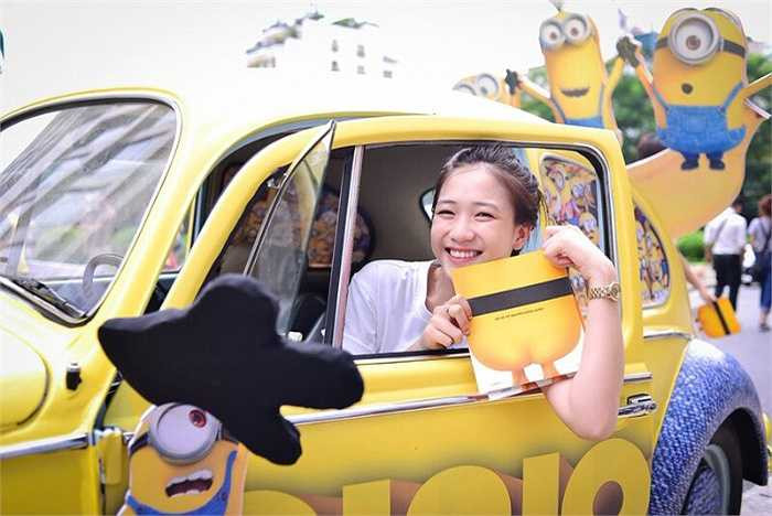 Đúng như tên gọi, Minions là câu chuyện kể về ba minions mang tên Kevin, Bob và Stuart trên hành trình đi tìm vị thủ lĩnh đáng ngưỡng mộ nhất. Là những sinh vật đơn bào bé nhỏ, rực rỡ với ánh vàng, các minions đã xuất hiện từ thuở bình minh của hành tinh. Qua năm tháng, chúng tiến hóa dần và luôn tìm ra người thủ lĩnh đáng ngưỡng mộ nhất để phục tùng. Tuy vậy, những chủ nhân, từ khủng long bạo chúa tới Pharaon hay Napoleon, đều lần lượt biến mất theo thời gian. 