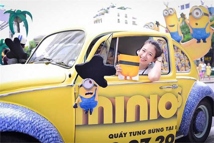 Điều này khiến các minions vô cùng buồn rầu, phiền muộn. Một ngày kia, ba minions có tên Kevin, Bob và Stuart quyết định lên đường khám phá thế giới, đồng thời kỳ vọng tìm ra cho một thủ lĩnh trong mơ. 