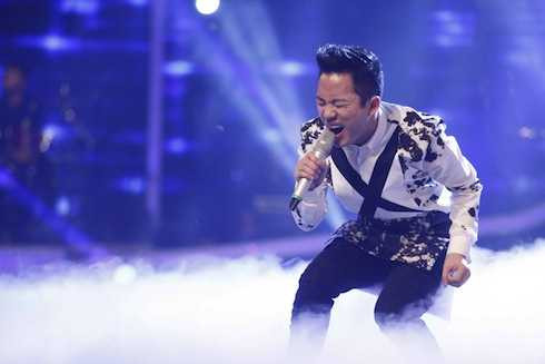 Tùng Dương biểu diễn 'Con tằm'.