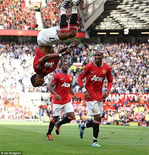 Cú lộn santo điển hình của Nani mỗi khi ghi bàn