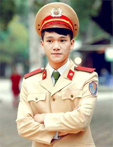 Tuấn Kiệt học chuyên ngành Cảnh sát Giao thông - Học viện Cảnh sát Nhân dân.