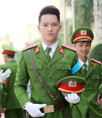 Sở thích của hot boy điển trai này là đi du lịch, tìm hiểu về các loại ô tô, đánh cầu lông. 