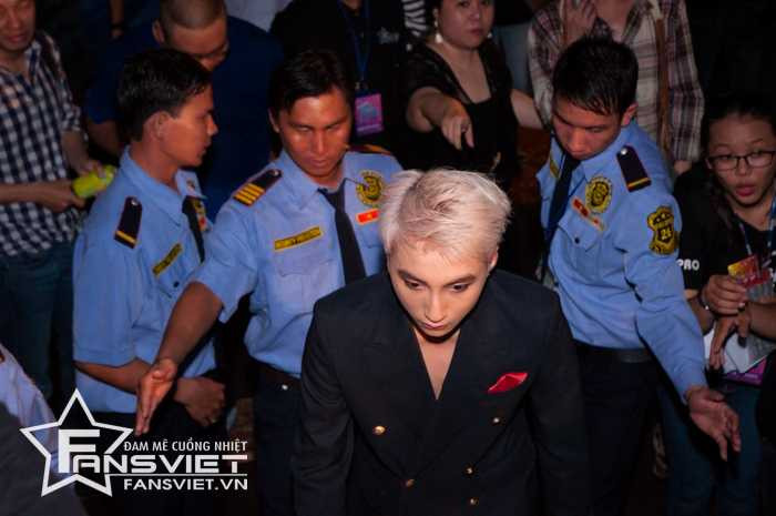 Sơn tùng biểu diễn