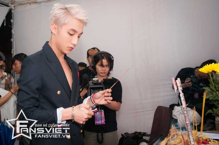 sơn tùng thắp hương